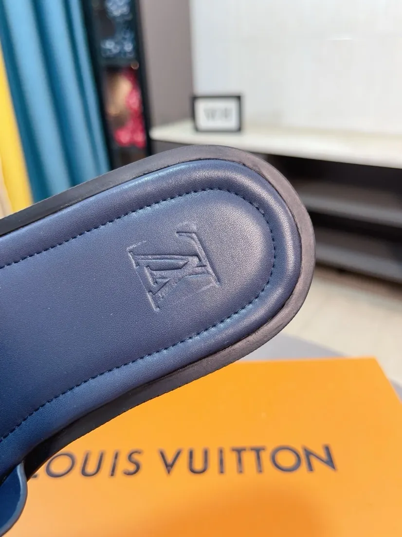 Men's shoes 💰340🌸🌸LV medium men's spring and summer slippers counter synchronization. The uppers are imported cowhide fabrics from Italy, logo graphics and high-quality craftsmanship. Soles: original soles specially provided by the original factory. Exclusive molded soles are super comfortable. Original factory single goods. 🔍🔍High quality. You can enter and exit the counter at will. Welcome to compare. Size 38-45
